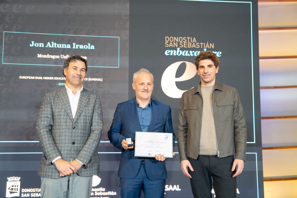 Jon Altuna Iraola receiving the Enbaxadore Donostia recognition for organising the EU4DUAL 2025 Conference in Donostia / San Sebastián